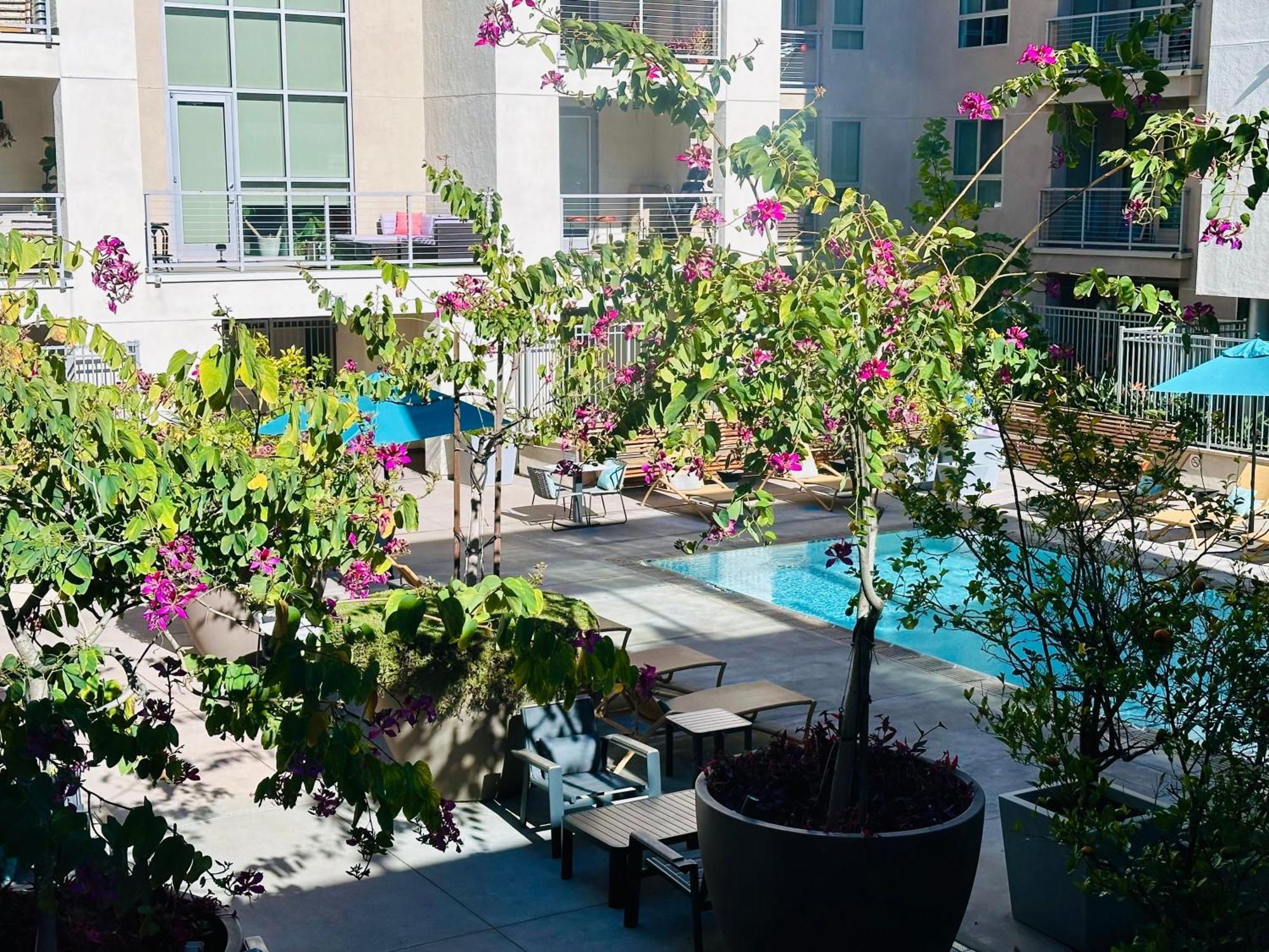 The Clouds Aparthotel Los Angeles Exterior photo